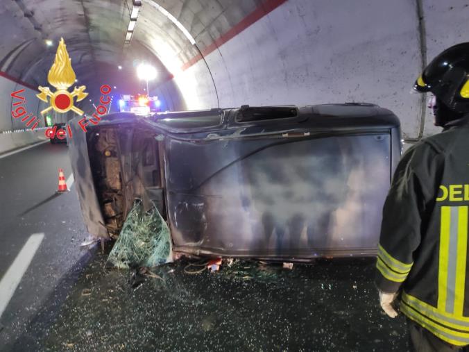 Catanzaro. Incidente sulla SS 106: perde il controllo dell'auto e si ribalta  images Catanzaro. Incidente sulla SS 106: perde il controllo dell'auto e si ribalta