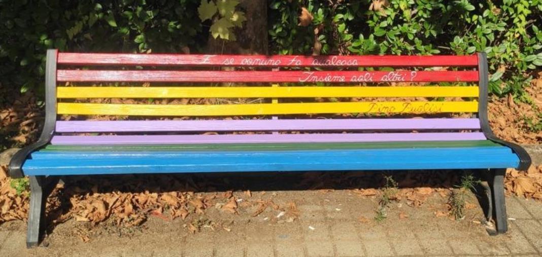 Girifalco. Le panchine di villa Impastato si tingono dei colori dell’accoglienza, legalità amore images Girifalco. Le panchine di villa Impastato si tingono dei colori dell’accoglienza, legalità amore
