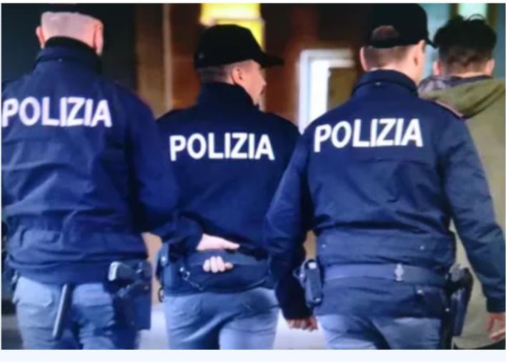 images Infiltrati vicino  Piazza Montecitorio a Roma. Scalzo (Cosap): "Solidarietà al nostro collega ferito"