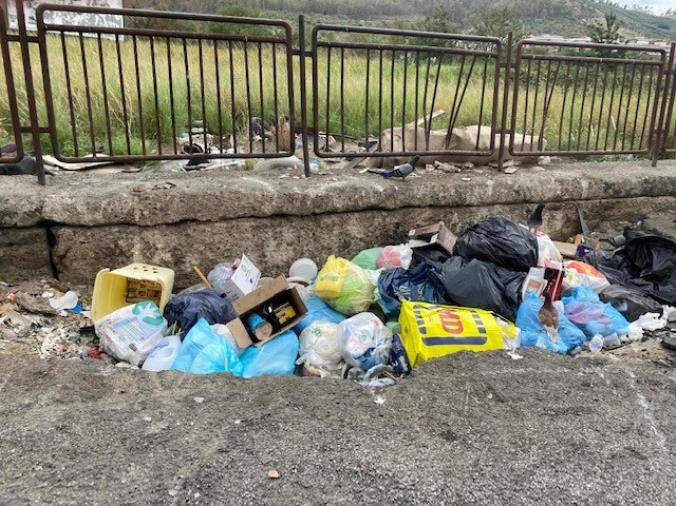 images Stefano Veraldi: "Catanzaro è anche il quartiere Aranceto sommerso dai rifiuti" (FOTO)