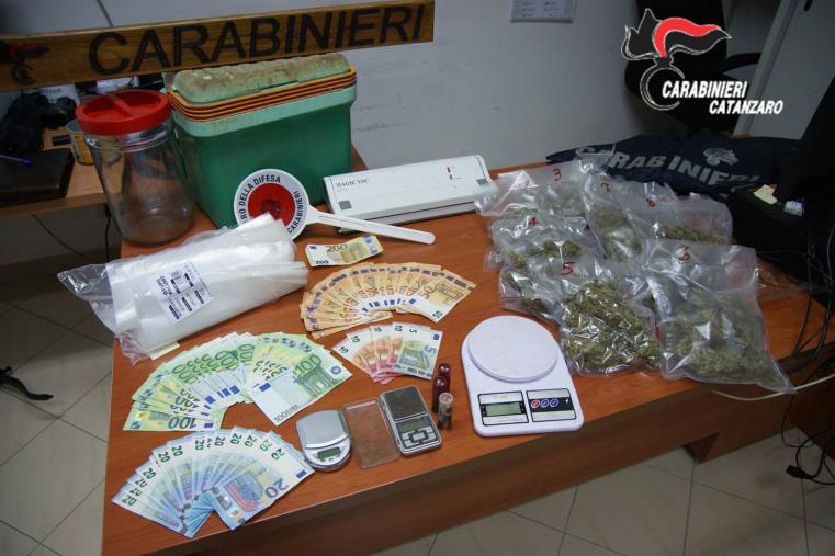 images Platania. Nascondeva un chilo di marijuana in un magazzino: arrestato un 40enne