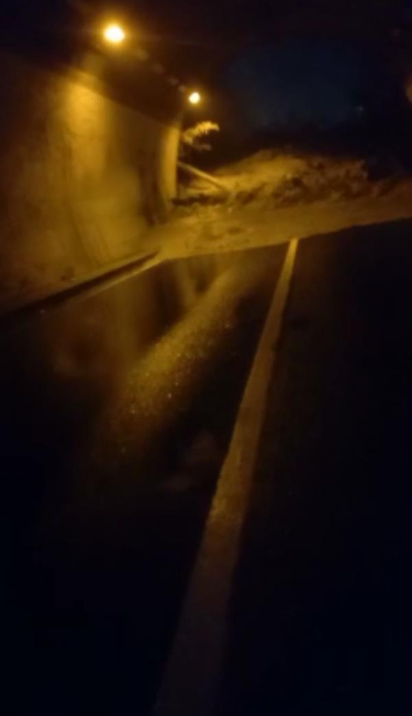 images Maltempo. Cede un tratto della strada Cotronei- San Giovanni. E a Reggio Calabria esonda il fiume ‘La Verde’