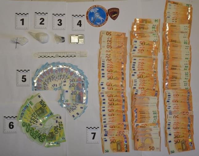 images Catanzaro. In una pochette cocaina e in un borsellino 15.000 euro: arrestata giovane coppia  