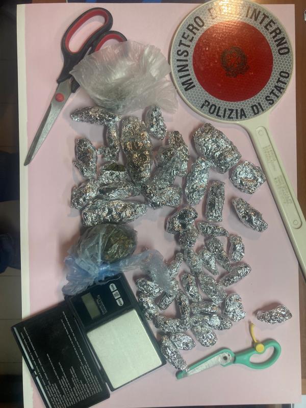Crotone. "Beccato" mentre nasconde la droga nell'intercapedine di un palazzo, 22enne arrestato  images Crotone. "Beccato" mentre nasconde la droga nell'intercapedine di un palazzo, 22enne arrestato