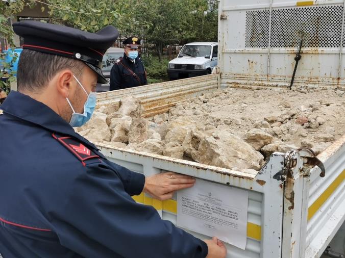 Botricello. Trasportava rifiuti senza autorizzazione, furgone sequestrato e imprenditore edile denunciato images Botricello. Trasportava rifiuti senza autorizzazione, furgone sequestrato e imprenditore edile denunciato