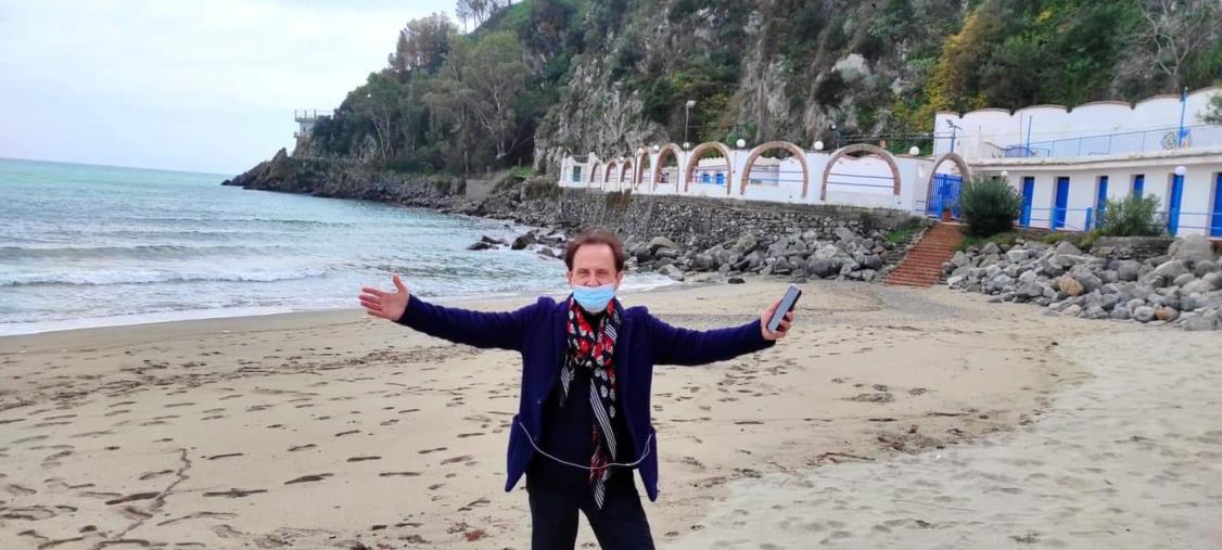 Roby Facchinetti si rilassa a Copanello: la domenica del compositore dei Pooh "Davanti al mare" images Roby Facchinetti si rilassa a Copanello: la domenica del compositore dei Pooh "Davanti al mare"