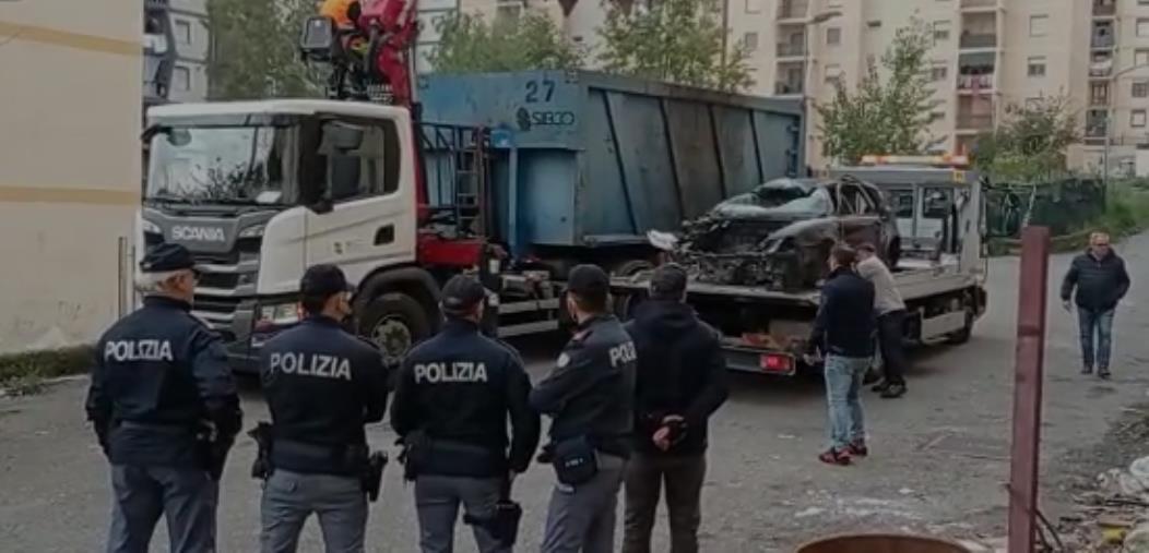 images Catanzaro. Iniziata l'operazione di bonifica a Viale Isonzo: il carro attrezzi porta via auto e carcasse
