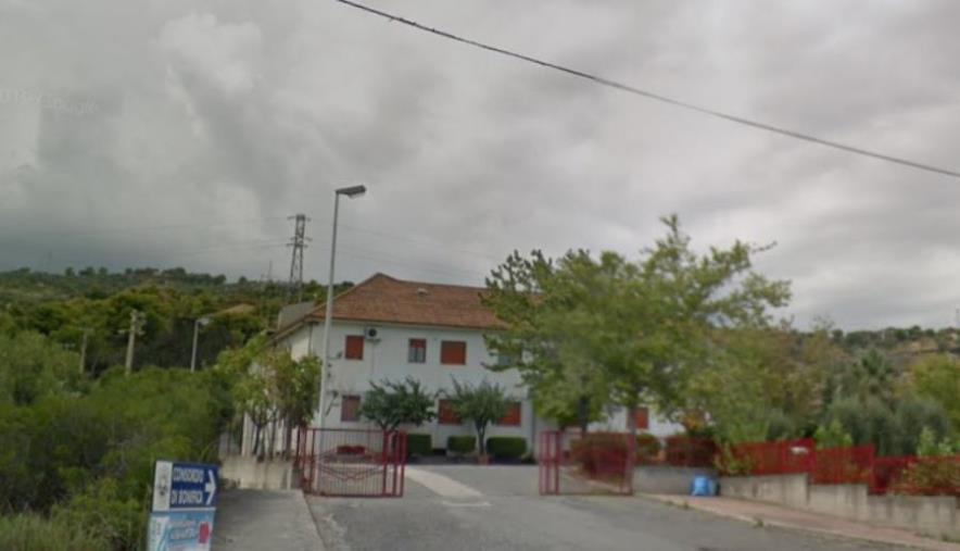 images Senza salario da mesi: gli operai del Consorzio bonifica Trebisacce protestano sul tetto: "Vogliamo risposte certe"