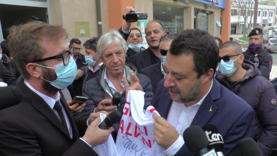 Lite con Ghali allo stadio: arrivano Le Iene e Salvini a Catanzaro fa pace con il cantante images Lite con Ghali allo stadio: arrivano Le Iene e Salvini a Catanzaro fa pace con il cantante