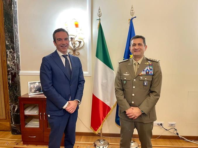 images Occhiuto incontra Figliuolo: "Necessario mantenere aperti gli hub vaccinali e rinnovare contratto operatori sanitari"