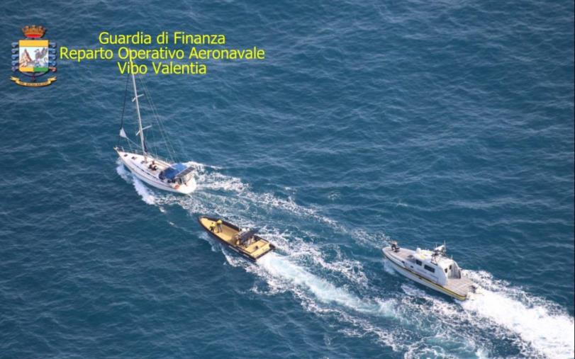 Sbarcano 77 migranti sulle coste crotonesi: fermati 2 ucraini images Sbarcano 77 migranti sulle coste crotonesi: fermati 2 ucraini