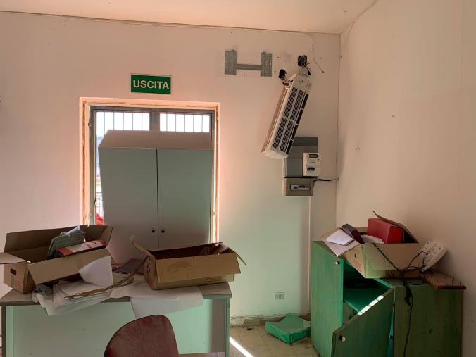 images Catanzaro. "Da Centro sociale diurno a discarica": Stefano Veraldi fotografa il degrado della struttura nel quartiere Aranceto 