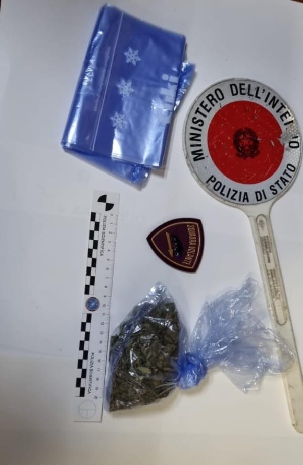 Crotone. Tenta di disfarsi della droga, 21enne arrestato images Crotone. Tenta di disfarsi della droga, 21enne arrestato