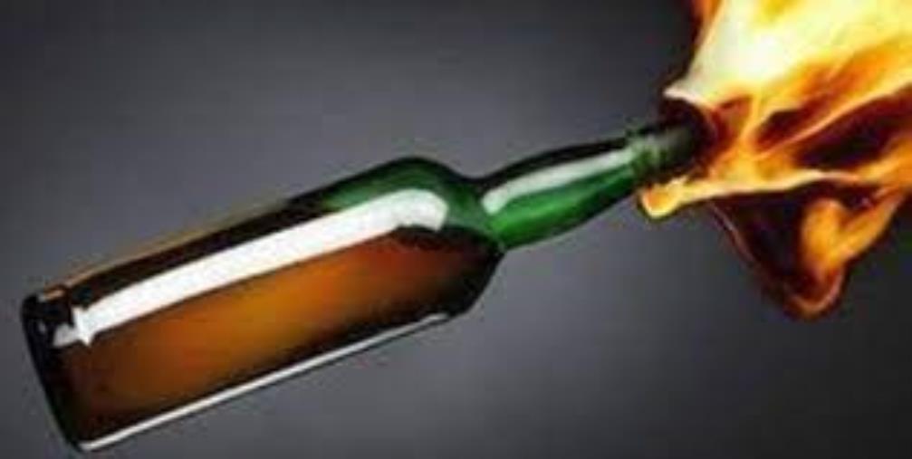 Rende, trovata una bottiglia incendiaria davanti a un negozio: si ipotizza la matrice estorsiva images Rende, trovata una bottiglia incendiaria davanti a un negozio: si ipotizza la matrice estorsiva