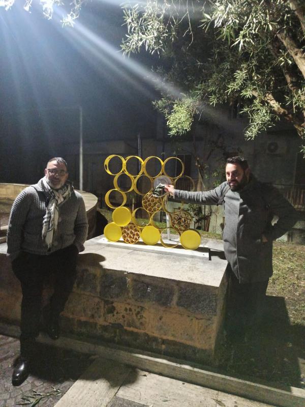 I colori e i legami di “Genesis”, l’opera di Angelo Ventimiglia inaugurata nel progetto “Piano Bee” a Soveria Simeri images I colori e i legami di “Genesis”, l’opera di Angelo Ventimiglia inaugurata nel progetto “Piano Bee” a Soveria Simeri