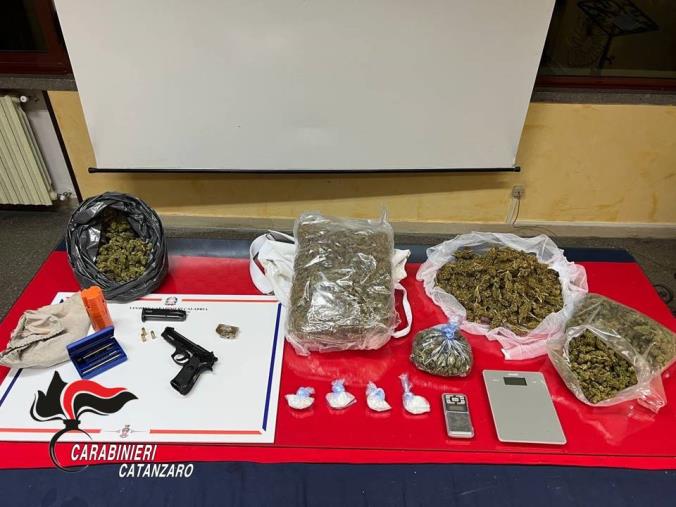 images Satriano, droga e pistola in casa: in manette un 31enne