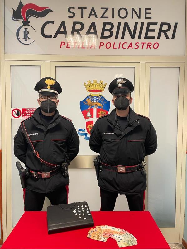 images Petilia Policastro, viaggiava con la droga in auto: arrestato un boscaiolo