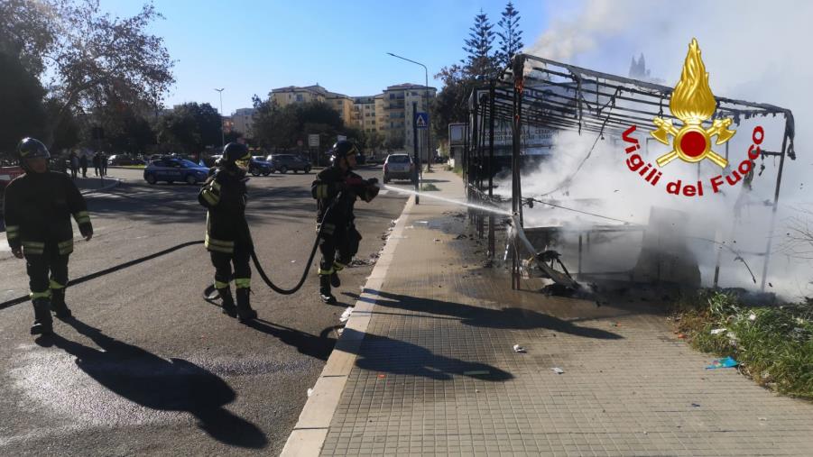 Crotone, in fiamme una bancarella di fuochi pirotecnici  images Crotone, in fiamme una bancarella di fuochi pirotecnici