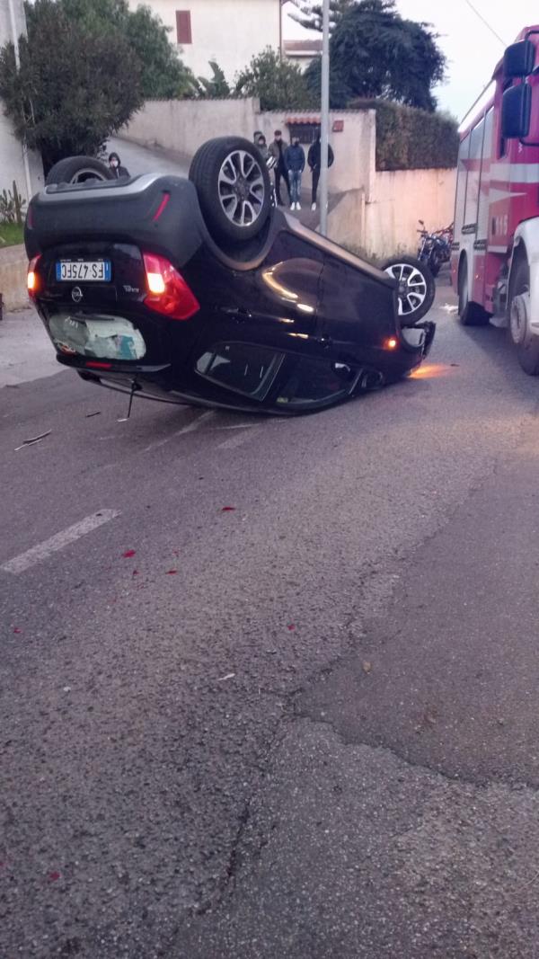 images Catanzaro, auto si ribalta a via Izzi de Falenta 