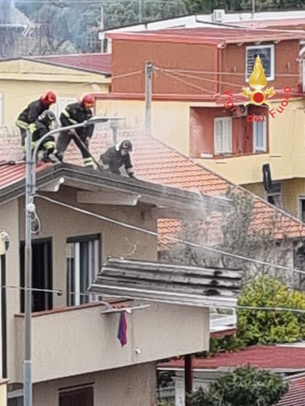 images Catanzaro, va a fuoco il tetto di una casa nel quartiere S. Janni