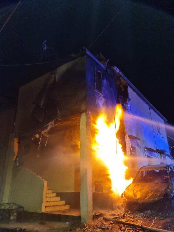 images Notte di paura a Catanzaro, mettono fuoco ad un'auto ed esplodono i contatori del gas 