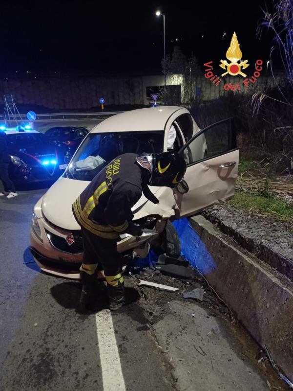 images Perde il controllo dell'auto e finisce contro un muretto sulla Trasversale delle Serre a Cardinale