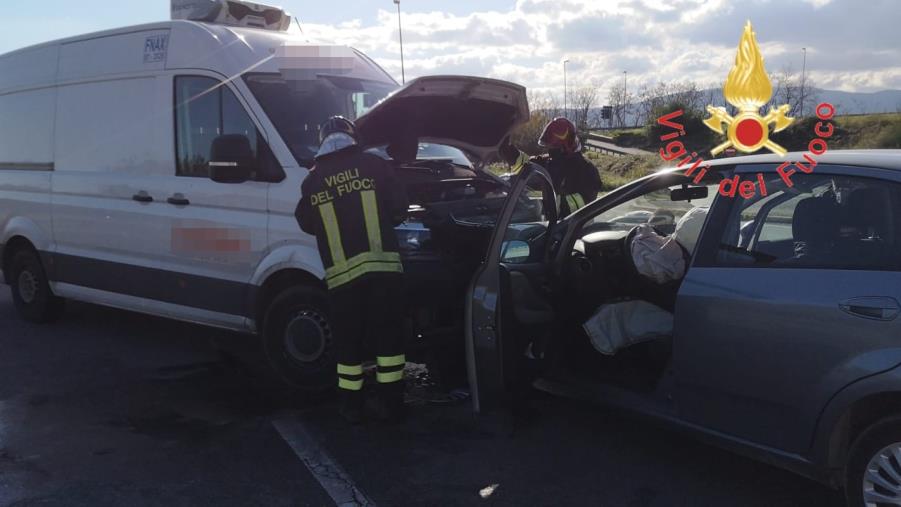 Soverato, scontro fra un'auto e un furgone: una donna ferita finisce in ospedale images Soverato, scontro fra un'auto e un furgone: una donna ferita finisce in ospedale