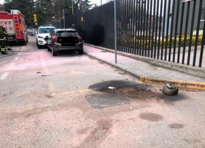 images Si cosparge di benzina e si dà fuoco davanti la caserma dei carabinieri a Rende: grave un 33enne