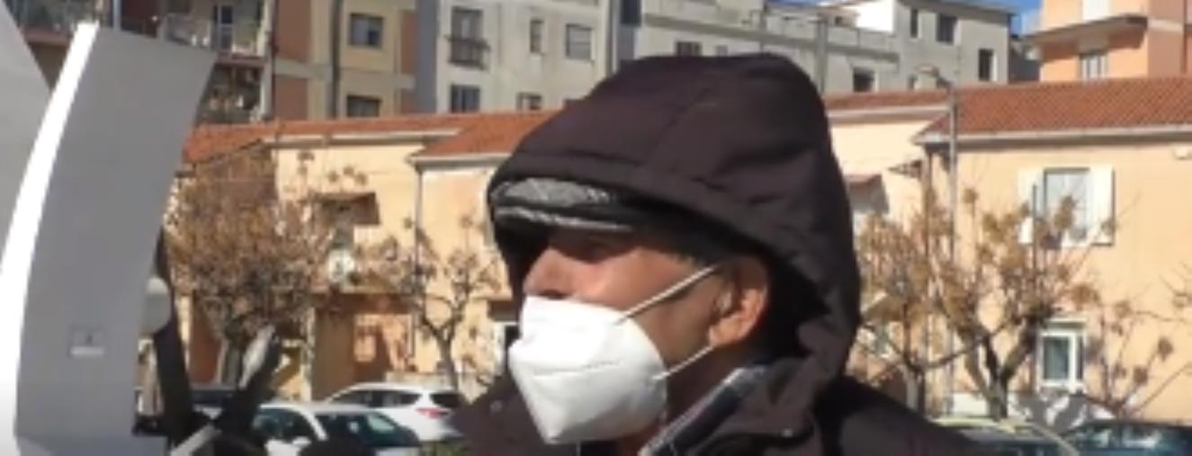 images Mascherine all'aperto, c'è ancora chi continua ad indossarle: "Mi sento più sicuro"