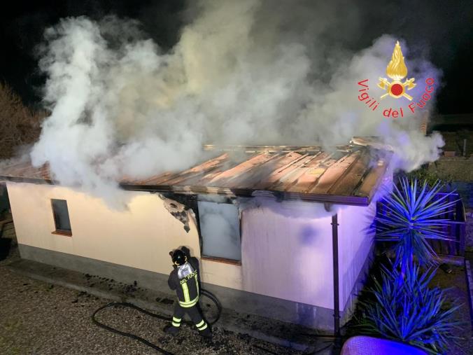 Sellia Marina, fuoco in un appartamento: le fiamme arrivano anche a un furgone in sosta  images Sellia Marina, fuoco in un appartamento: le fiamme arrivano anche a un furgone in sosta