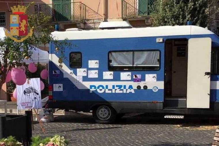 images 8 Marzo a Crotone, la polizia contro la violenza di genere: in piazza con il camper “Questo non è amore” 