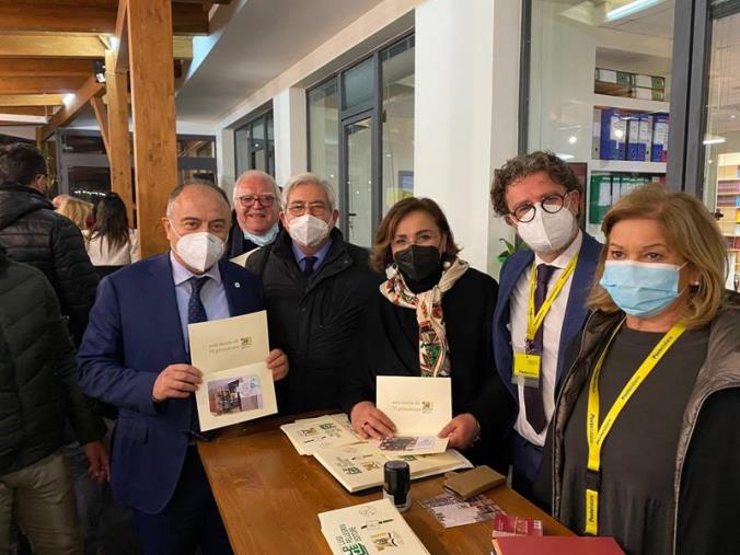 images Cosenza, il procuratore Gratteri in visita allo stand di Poste Italiane