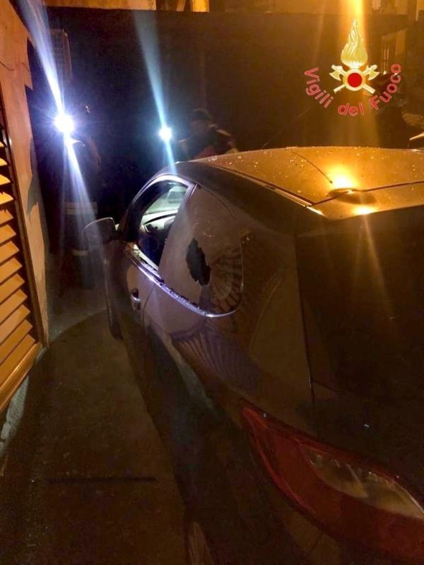 images Sellia Marina, fuga di gas in un appartamento: l'esplosione danneggia portone e finestre