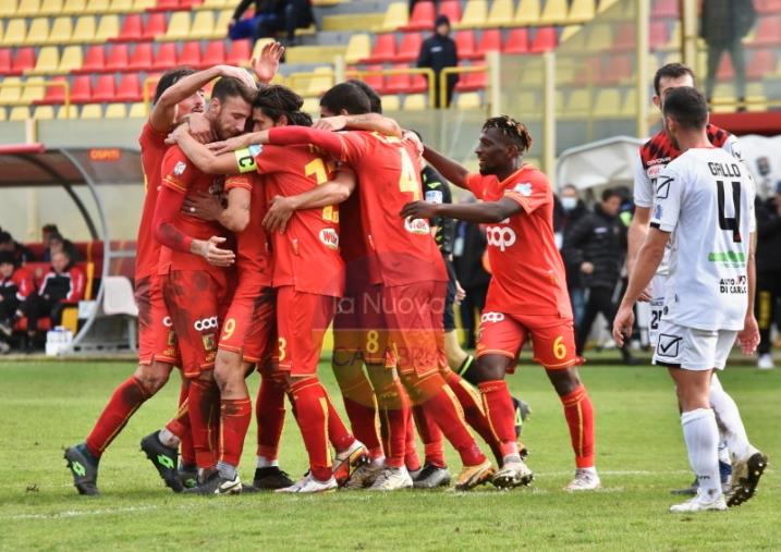 images Foggia e Catanzaro in campo alle 21.00: le formazioni ufficiali