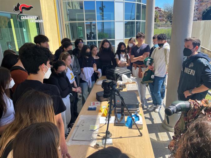 Legalità, i ragazzi del Liceo Scientifico “G. Galilei” di Lamezia Terme a lezione alla caserma del Gruppo carabinieri  images Legalità, i ragazzi del Liceo Scientifico “G. Galilei” di Lamezia Terme a lezione alla caserma del Gruppo carabinieri