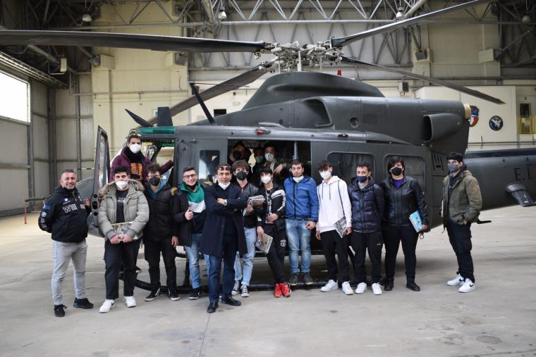 Catanzaro, studenti a lezione con l'Esercito sui percorsi di arruolamento e tipi di profili professionali images Catanzaro, studenti a lezione con l'Esercito sui percorsi di arruolamento e tipi di profili professionali