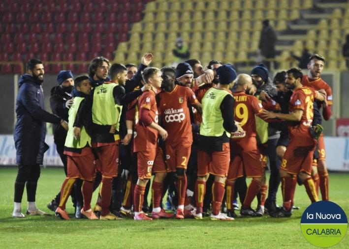 images Us Catanzaro 1929, Vivarini ridisegna la formazione in vista del derby con la Vibonese. Settore ospiti verso il sold out