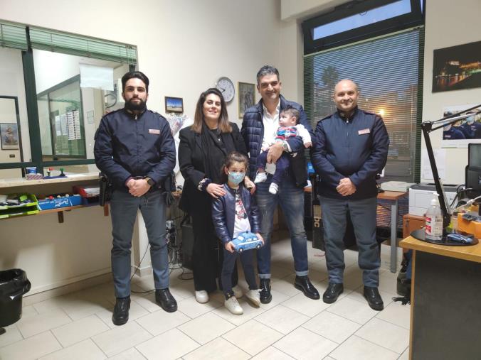 images Polistena, salvarono un neonato in gravi condizioni: il grazie dei genitori alla polizia