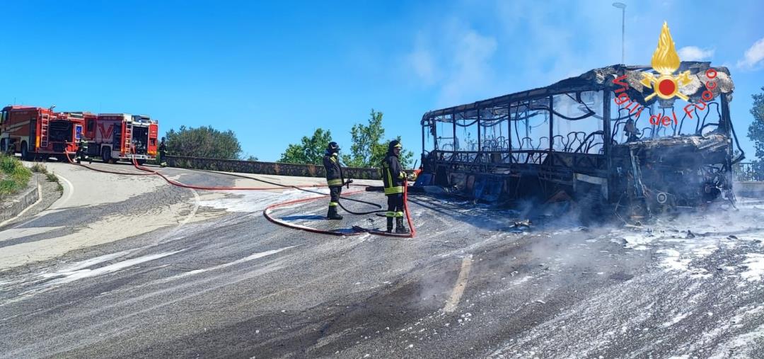 images Bus delle Ferrovie della Calabria prende fuoco nel Cosentino: a bordo solo l'autista  