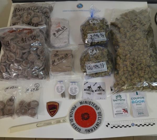 Crotone, beccato in casa con 2,5 kg di droga: arrestato  images Crotone, beccato in casa con 2,5 kg di droga: arrestato
