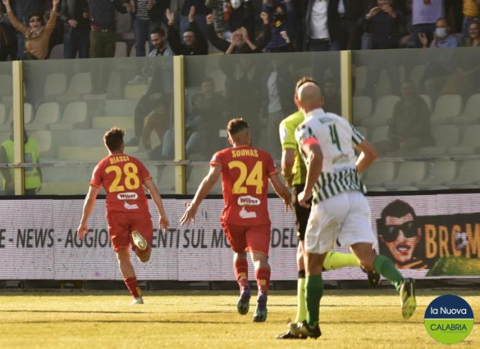 images Il corsivo giallorosso. Biasci e il suo gol da favola per continuare la corsa