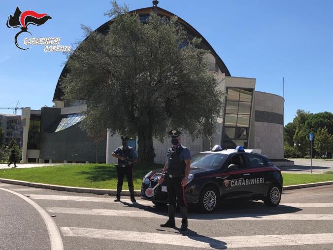 images Rende, fugge al posto di controllo e getta una pistola dal finestrino: 28enne arrestato 