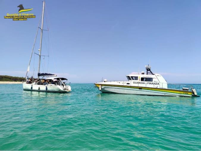 Intercettate 2 imbarcazioni con 400 migranti verso le coste calabre: fermati 2 presunti scafisti images Intercettate 2 imbarcazioni con 400 migranti verso le coste calabre: fermati 2 presunti scafisti