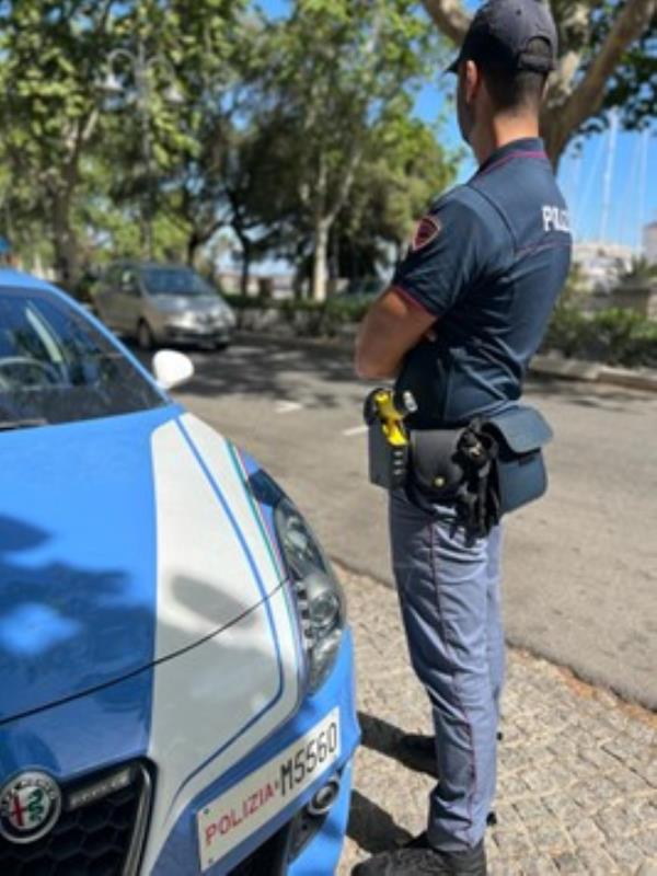 images Crotone, da oggi la squadra volante della Polizia potrà usare il Taser