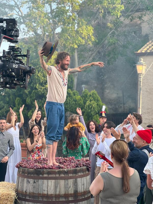 Jovanotti celebra la Festa della Repubblica con l'uscita del nuovo videoclip "Alla salute", girato interamente in Calabria images Jovanotti celebra la Festa della Repubblica con l'uscita del nuovo videoclip "Alla salute", girato interamente in Calabria