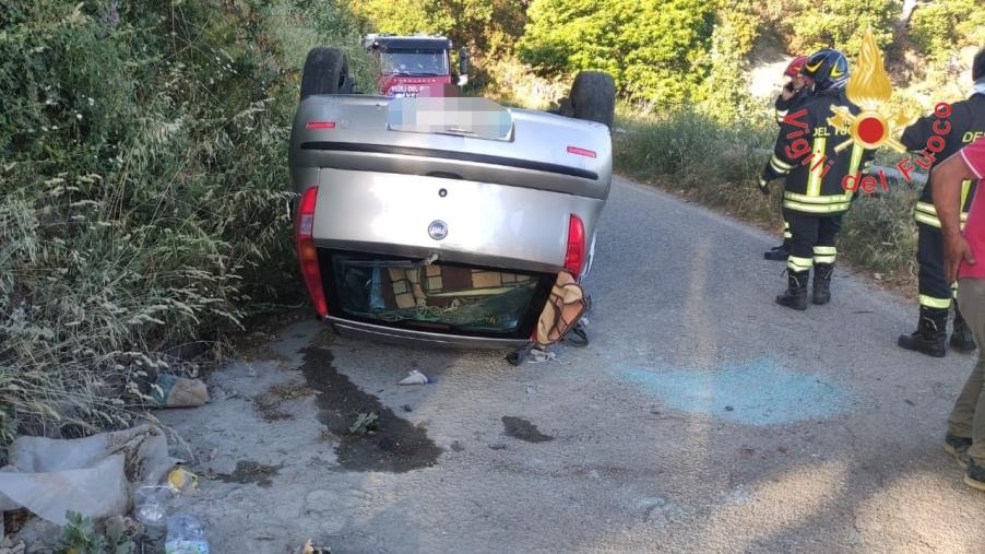 Taverna, perde il controllo e si ribalta sulla strada: 72enne ferito images Taverna, perde il controllo e si ribalta sulla strada: 72enne ferito