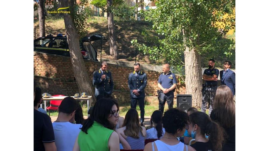 Catanzaro, la Guardia di Finanza incontra gli studenti del "Chimirri": uso e abuso di droghe tra i temi trattati images Catanzaro, la Guardia di Finanza incontra gli studenti del "Chimirri": uso e abuso di droghe tra i temi trattati