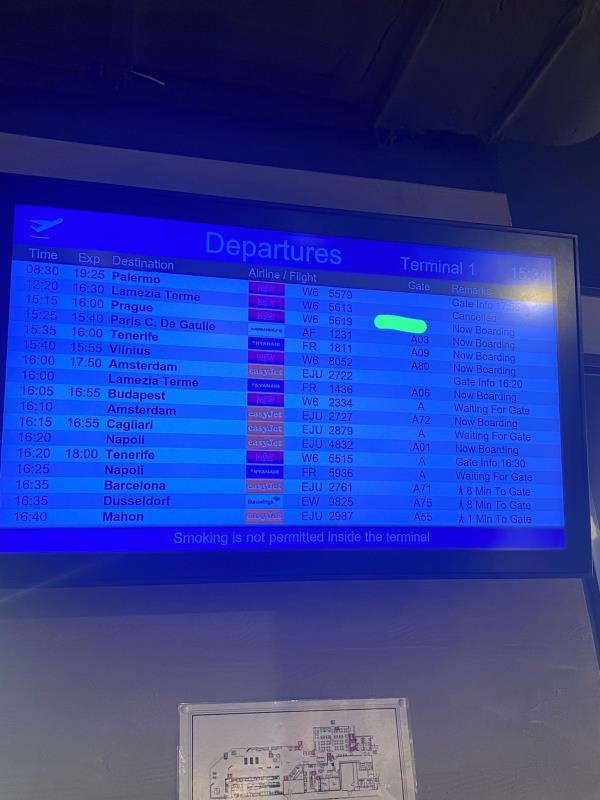 images Catanzaro, l'odissea da Milano Malpensa a Lamezia: "Donne e bambini in aereo, gli altri a piedi!"