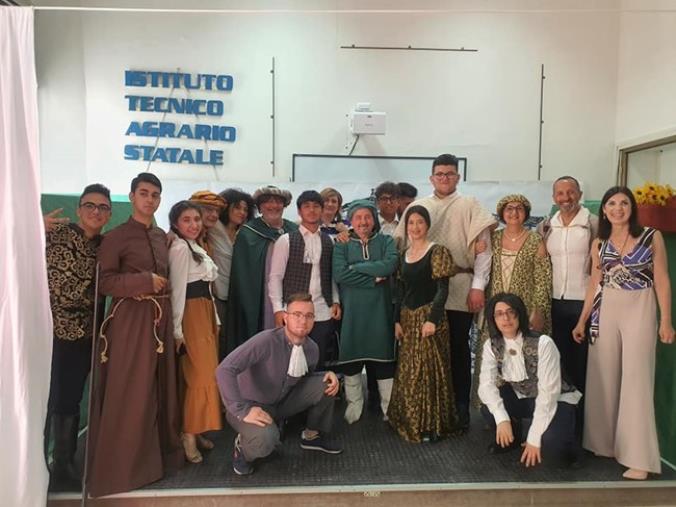 Catanzaro, l'Istituto Agrario "si fa" teatro: in scena “Giulietta e Romeo" in dialetto catanzarese e...oltre (FOTO) images Catanzaro, l'Istituto Agrario "si fa" teatro: in scena “Giulietta e Romeo" in dialetto catanzarese e...oltre (FOTO)