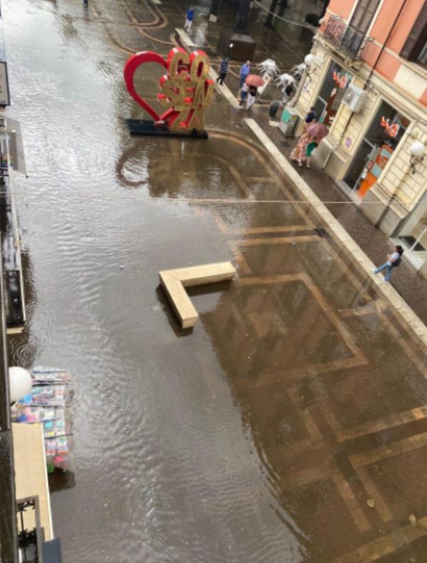Nubifragio a Cosenza, strade allagate e tombini saltati images Nubifragio a Cosenza, strade allagate e tombini saltati